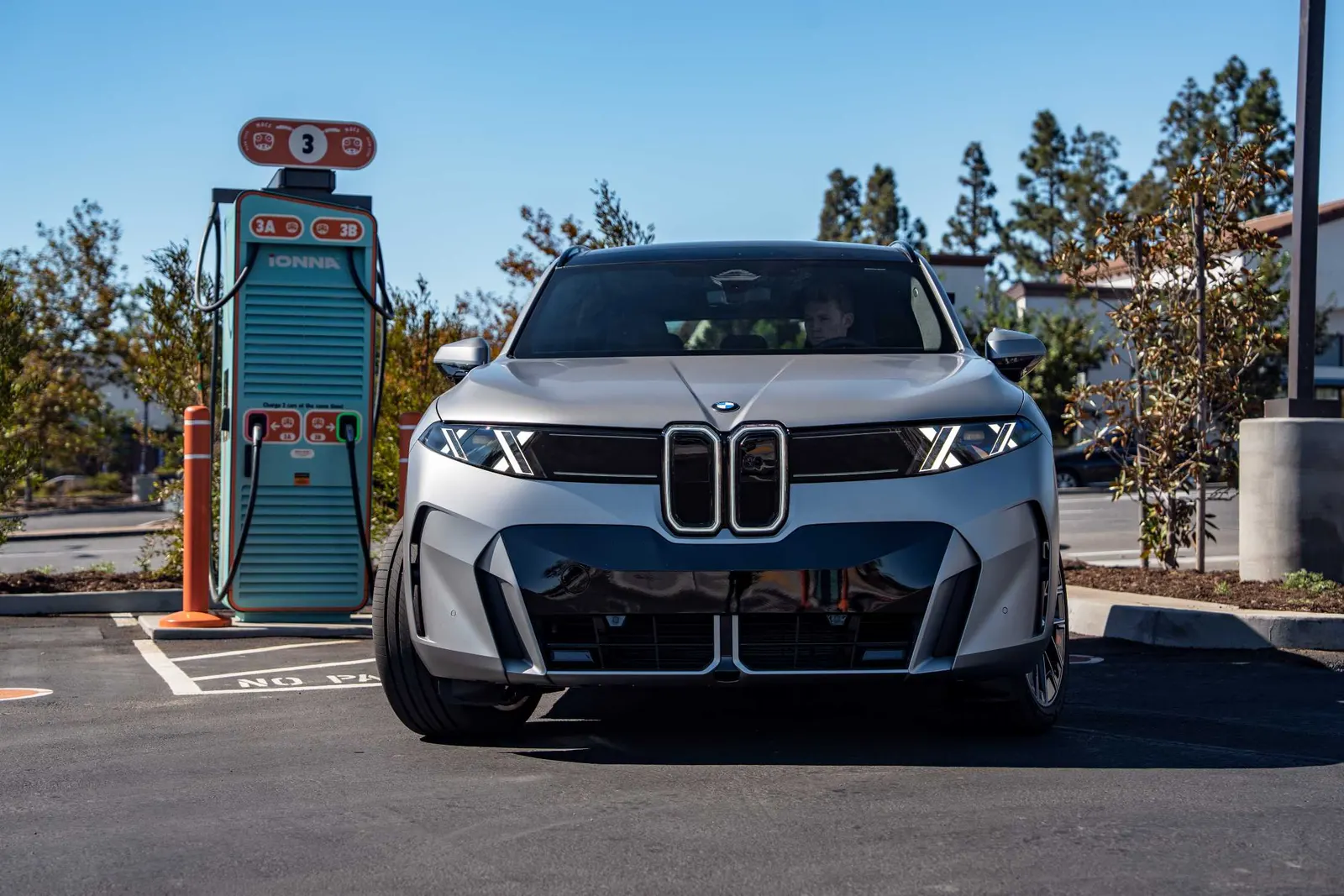 BMW iX5 se încarcă cu până la 460 kW: 363 km autonomie în 10 minute